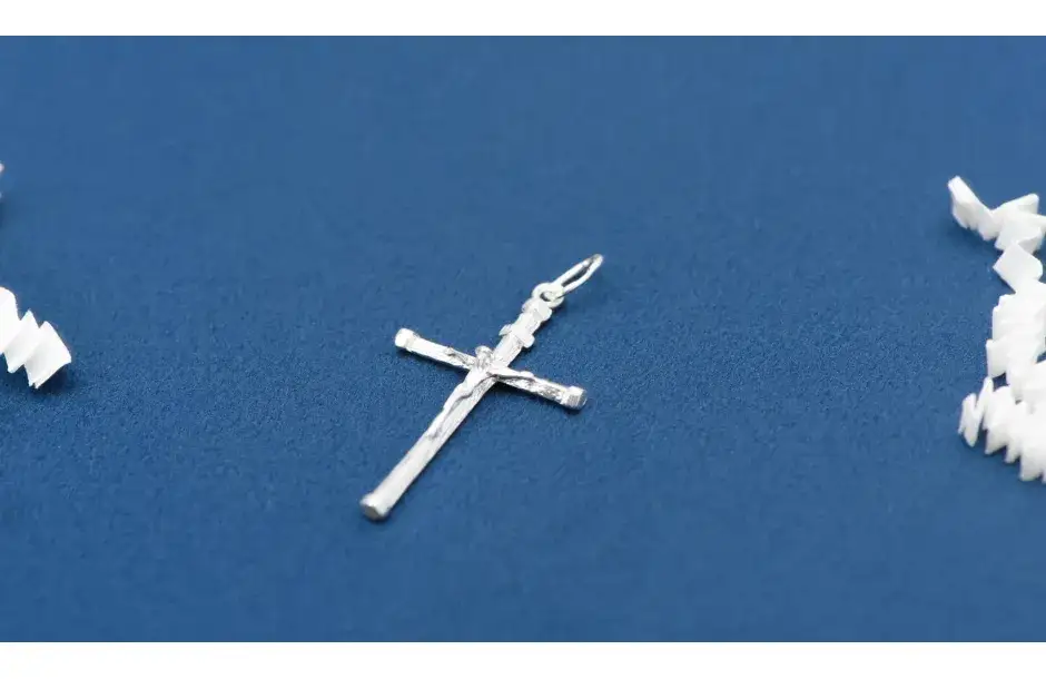 Dlaczego nie daje się krzyżyka w prezencie? Odkryj przesądy i tradycje