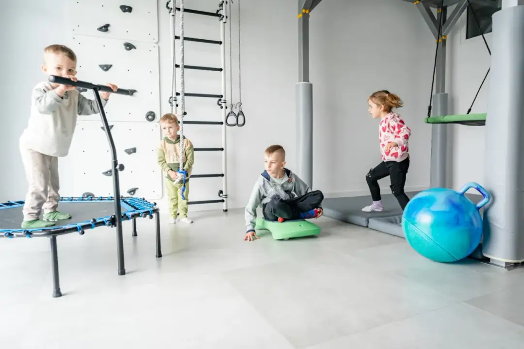 Zajęcia ruchowe z elementami integracji sensorycznej dla dzieci – jak pomóc?