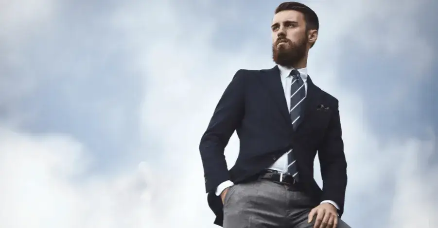 Jakie spodnie do granatowej marynarki na wesele, aby wyglądać elegancko?