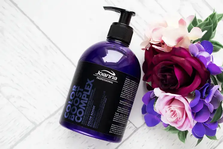 Porzeczkowy szampon rewitalizujący kolor: Sekret trwałych odcieni