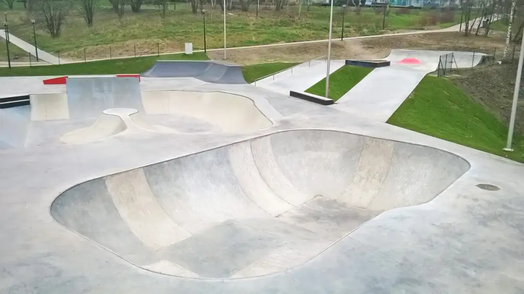 Skateparki w Polsce: Od zera do pro! Gdzie jeździć i jak zacząć?