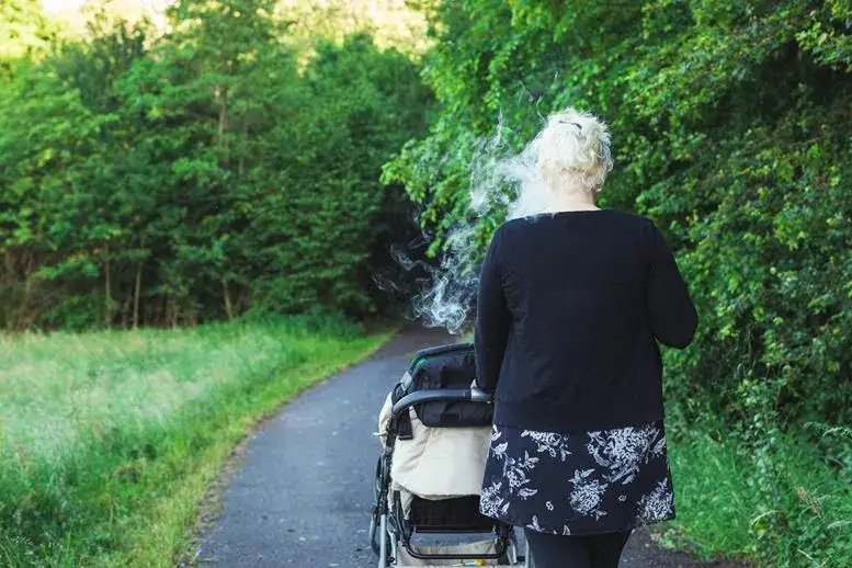Czym grozi palenie podczas karmienia piersią? Skutki dla dziecka i matki