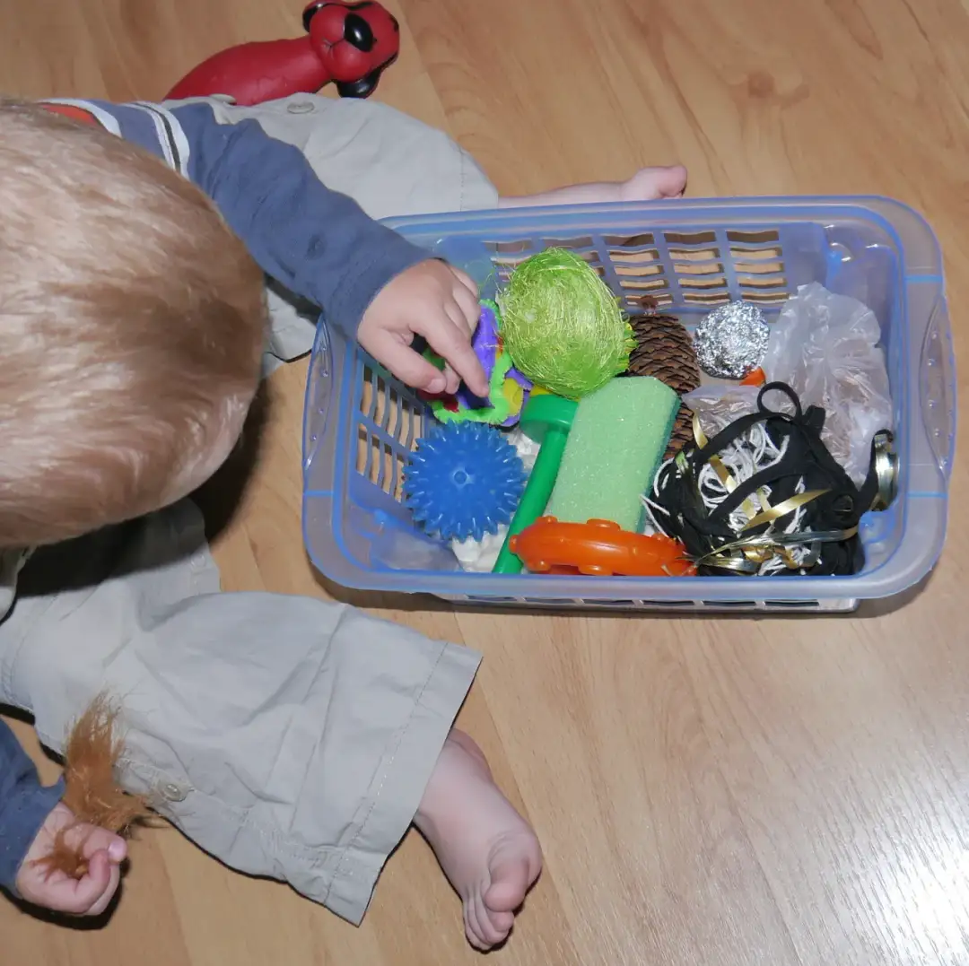 Jak stworzyć pudełko sensoryczne DIY, które rozweseli Twoje dziecko