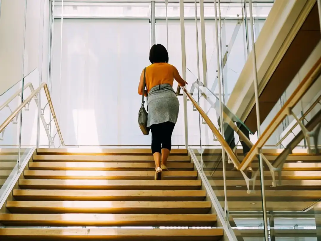 Czy wchodzenie po schodach jest zdrowe? Poznaj korzyści i ryzyka