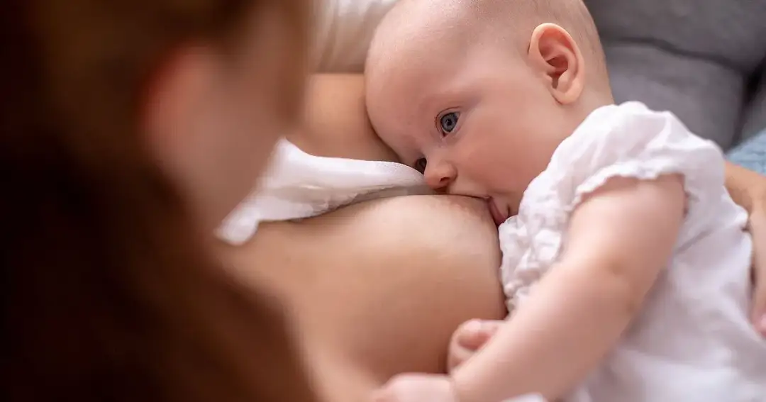 Ile powinno jeść miesięczne dziecko karmione piersią, aby nie głodowało?