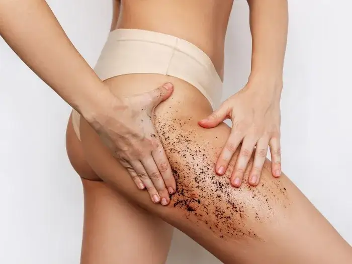 Jak usunąć balsam brązujący? Pozbądź się smug i plam krok po kroku