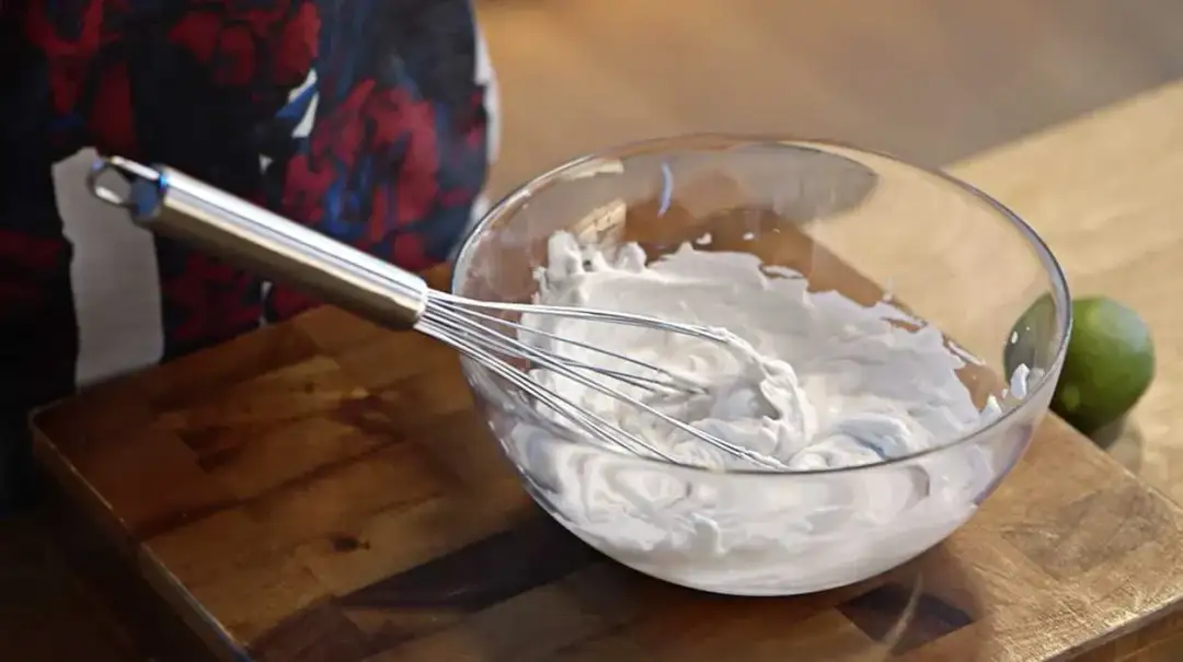 Gdzie kupić wegańską śmietanę? Sprawdź najlepsze miejsca i ceny