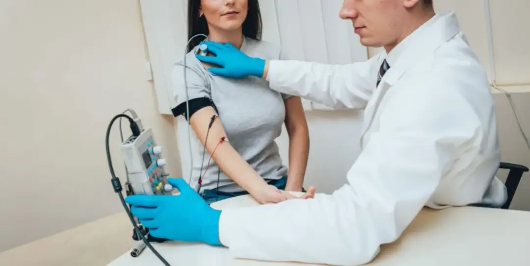 Badanie EMG kończyn dolnych: Czy to boli? Pełny przewodnik dla pacjenta