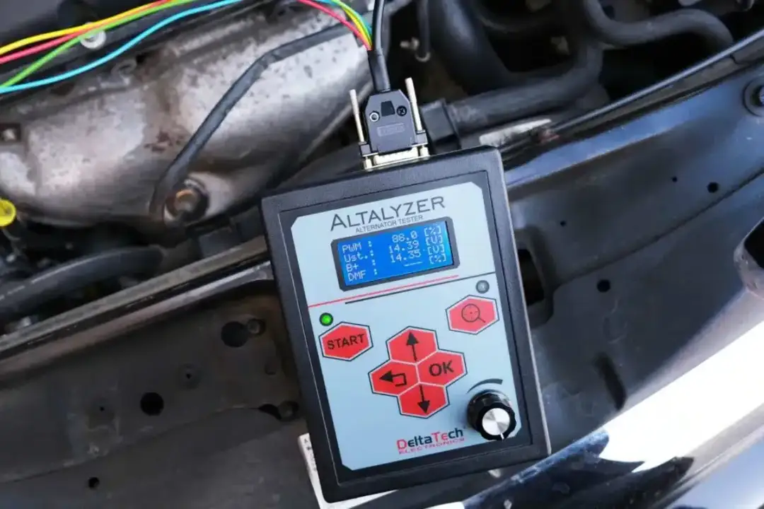 Tester alternatora "ALTALYZER" podłączony do silnika, pokazuje jak sprawdzić regulator napięcia alternatora.