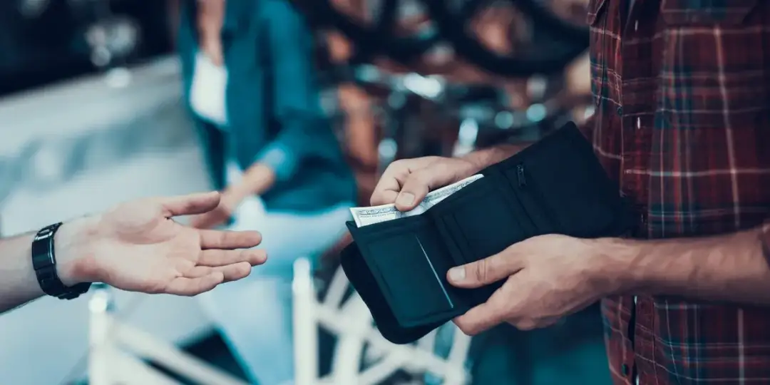 Jak legalnie przewieźć gotówkę przez granicę? Limity i kary