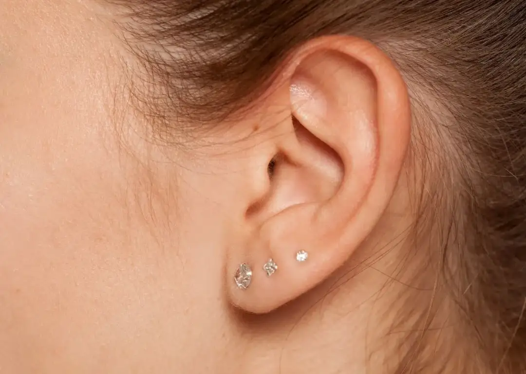 Dwa kolczyki w uchu znaczenie: czy naprawdę coś symbolizują?