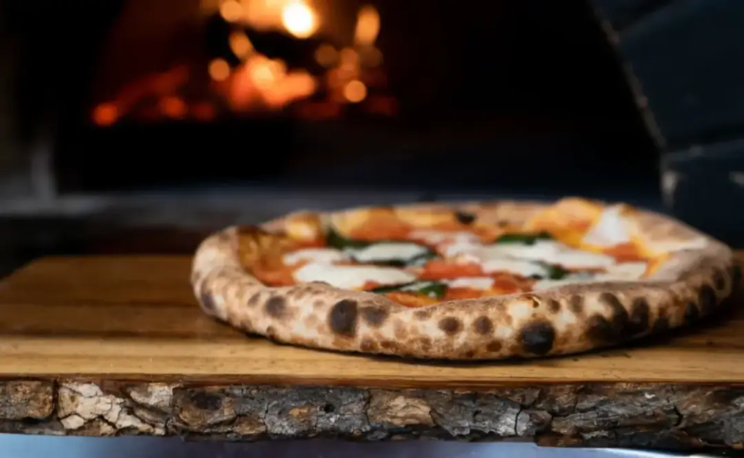 Jaki kamień do pizzy wybrać, aby uniknąć błędów w pieczeniu?