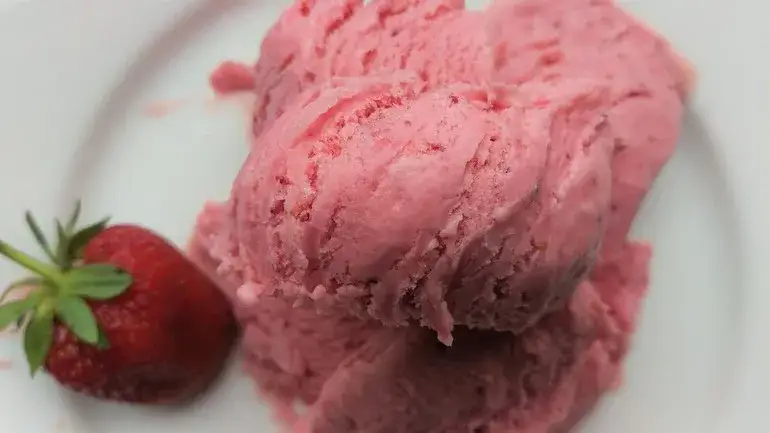 Domowe lody truskawkowe - szybki i prosty przepis