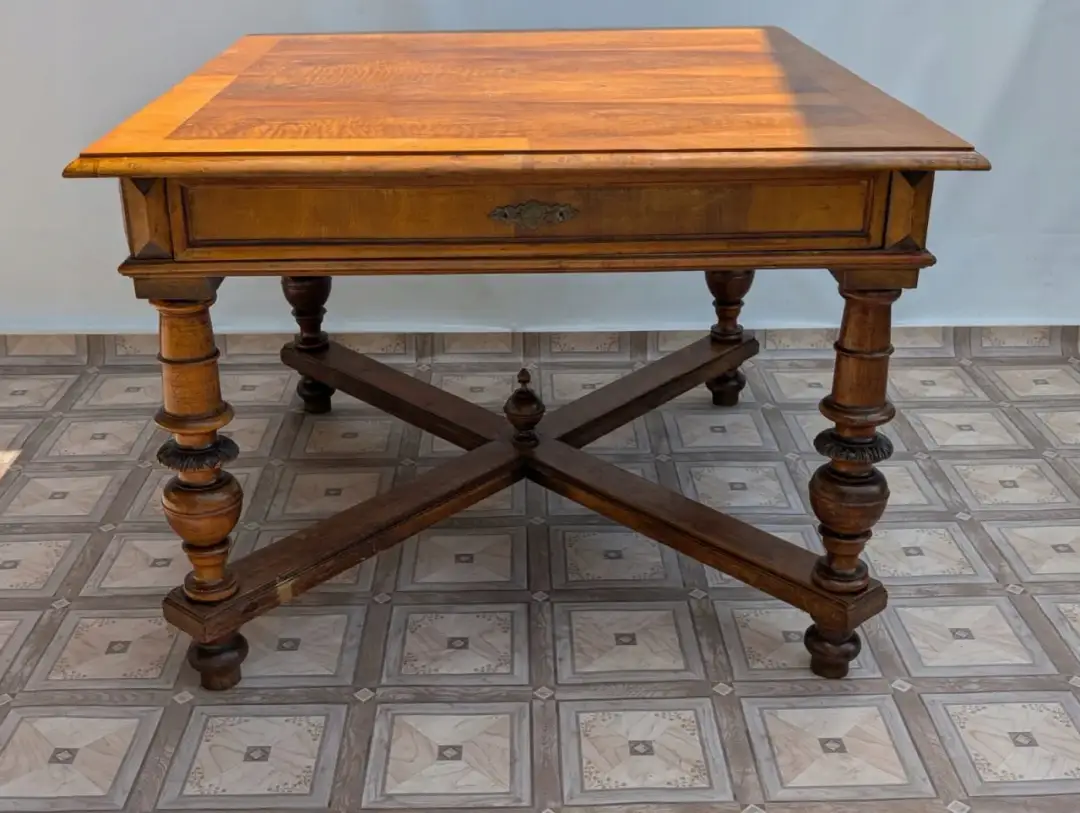 Stare stoły: antyki i metody na ich odnowienie na każdą kieszeń