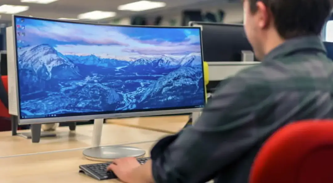 Jak wybrać idealny monitor - płaski czy zakrzywiony? Porównanie zalet i wad.