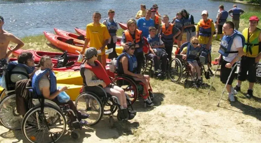 Kajakarstwo dla osób z niepełnosprawnościami: Przewodnik i inspiracje