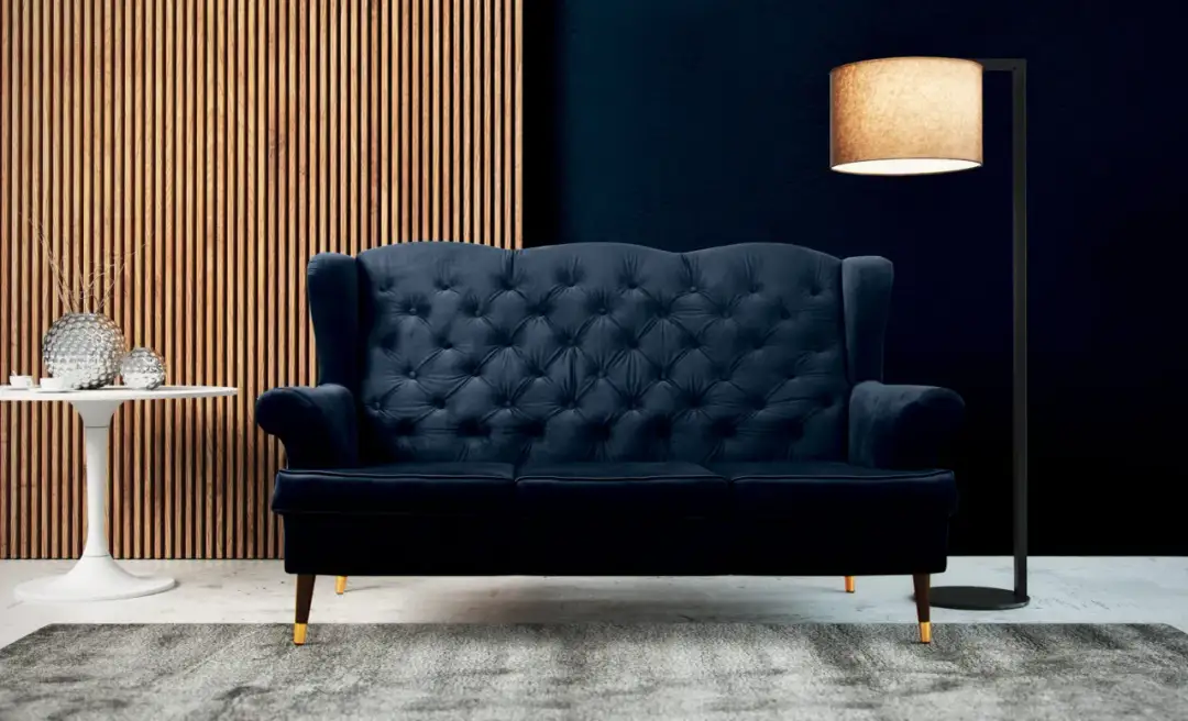 Co pasuje do granatowej kanapy? Odkryj idealne kolory i dodatki
