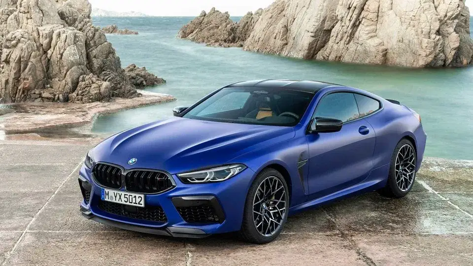 BMW M8 ile ma koni? Zaskakujące osiągi i moc silnika w wersjach M8