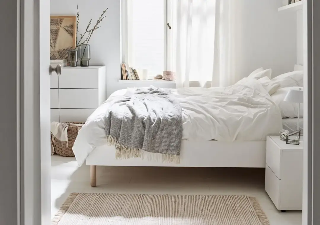 Jak wybrać idealne dodatki do białej sypialni, by uniknąć nudy i nadać jej charakter