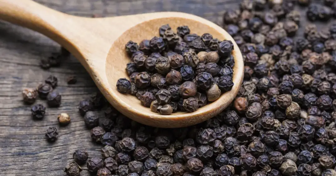 Ile kalorii ma pieprz? Zaskakujące fakty o kaloryczności przyprawy