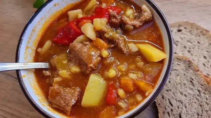 Jak gotować zupę gulaszową? Prosty przepis krok po kroku bez błędów