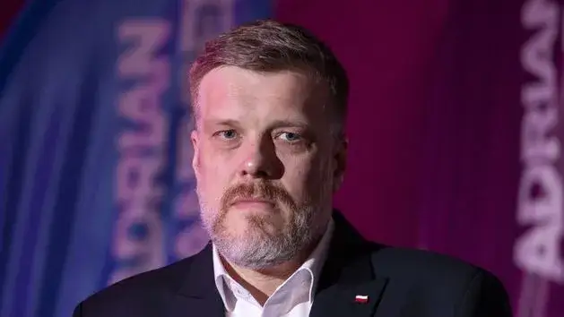 Ile zarabia Adrian Zandberg? Jego dochody i majątek pod lupą.