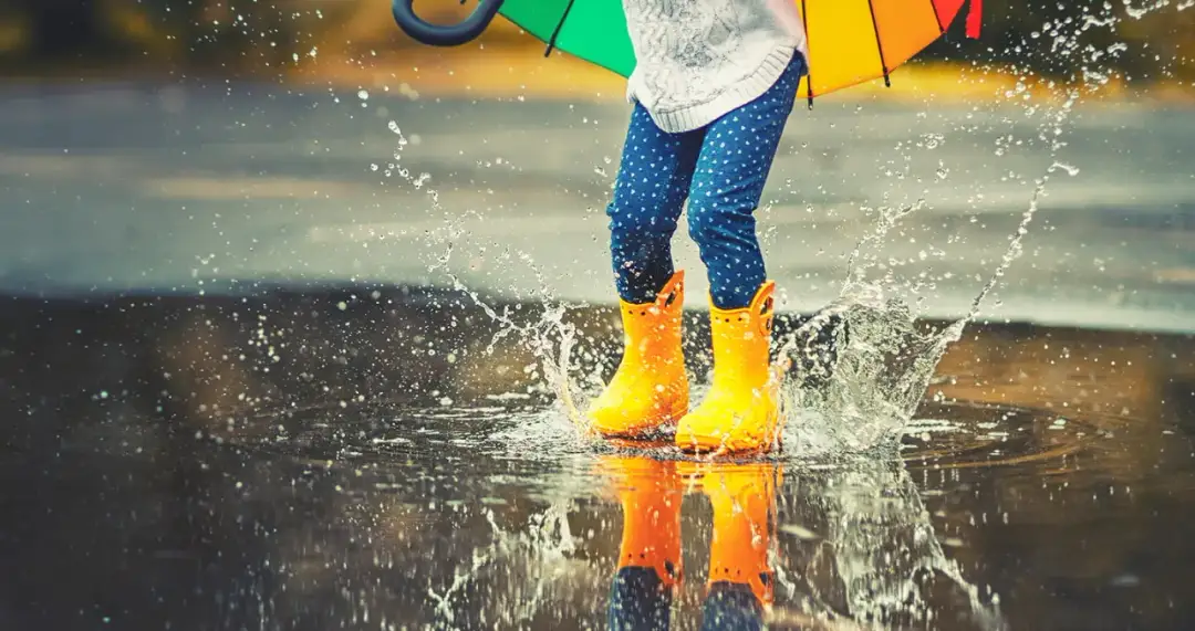 Co ubrać w deszczowy dzień, aby wyglądać modnie i czuć się komfortowo Co ubrać w deszczowy dzień, aby wyglądać modnie i czuć się komfortowo