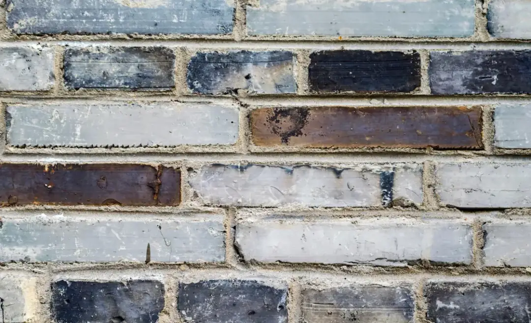 Jak usunąć plamy na ścianie z komina – skuteczne metody oczyszczania