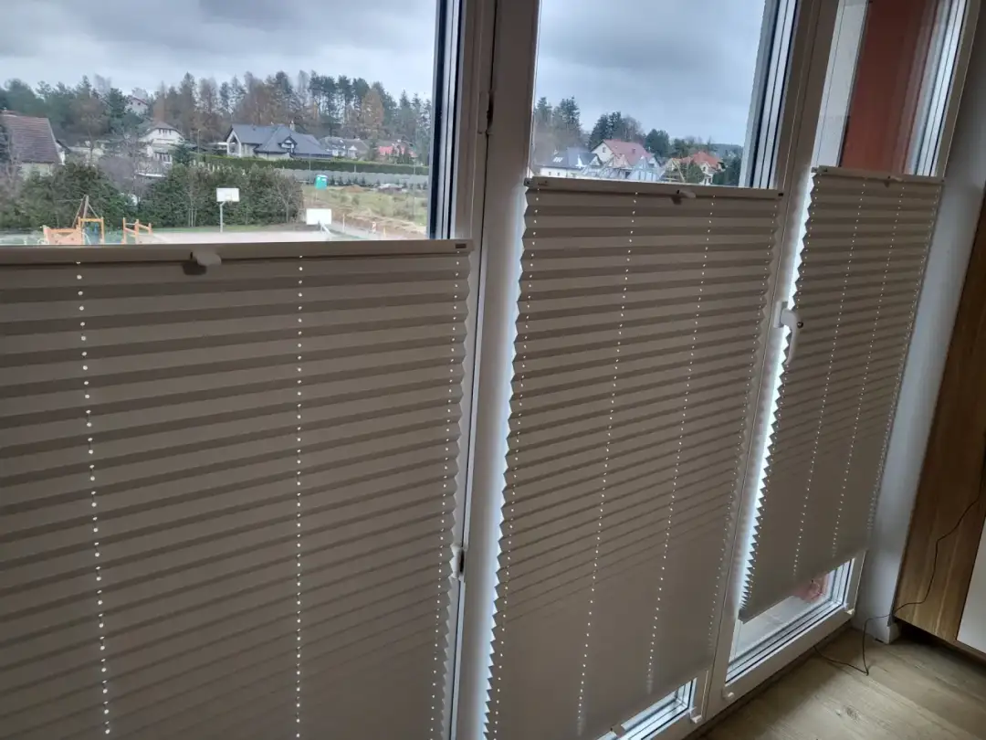 Czym zasłonić szyby w meblach, by zyskać styl i prywatność?