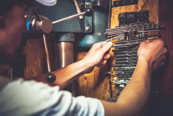 Wiertła tytanowe vs kobaltowe: Które wybrać do metalu?