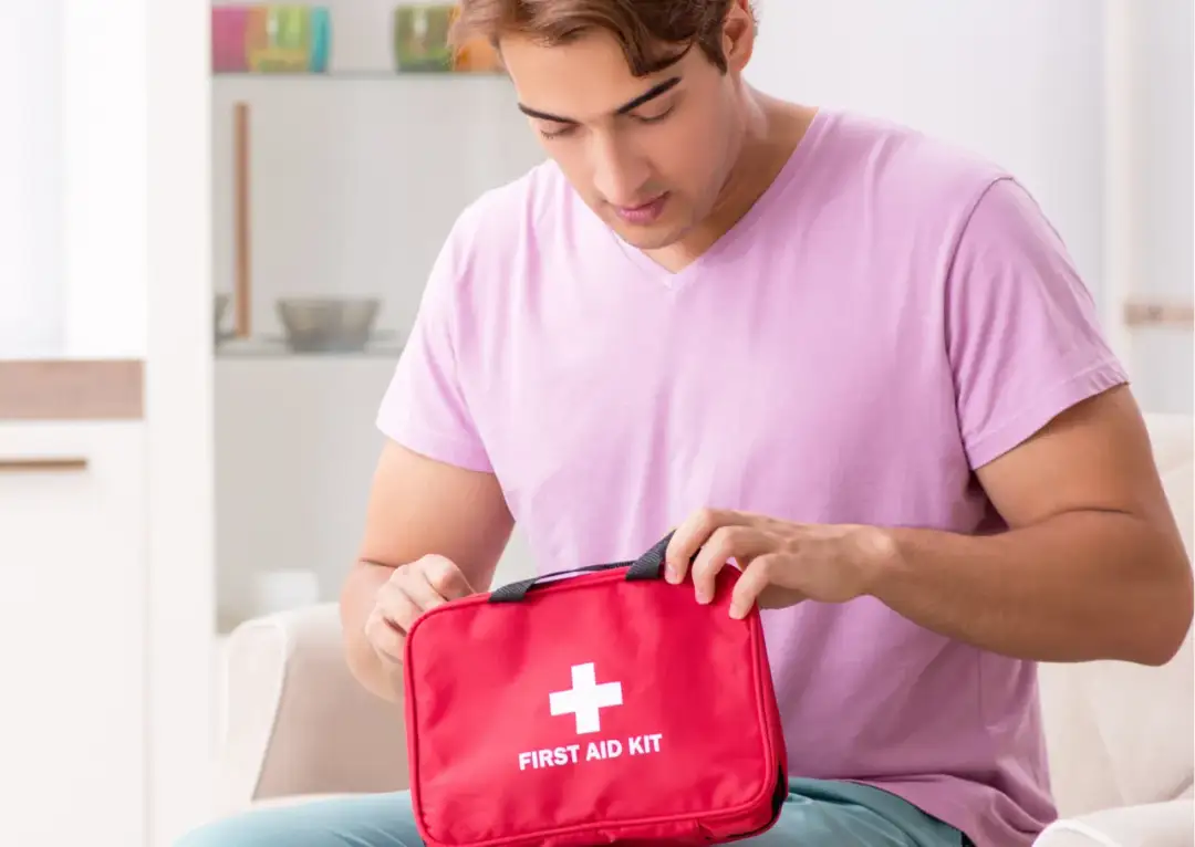 Jak skompletować apteczkę, aby uniknąć problemów zdrowotnych w podróży