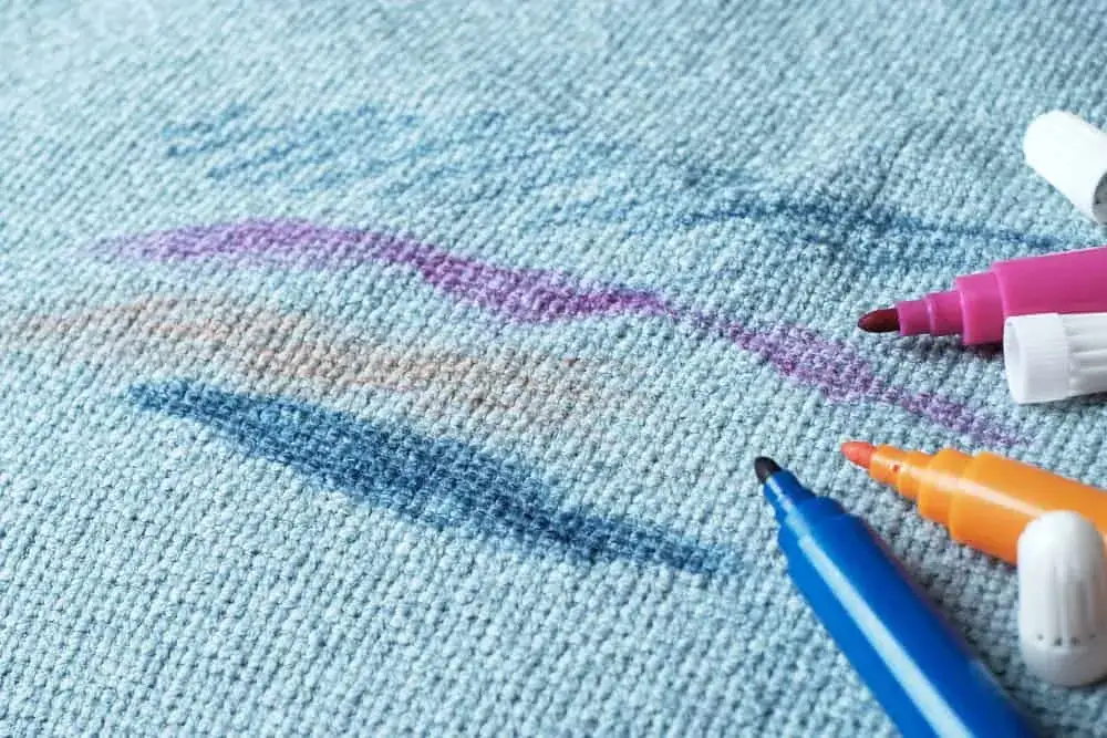 Jak zmyć długopis z kurtki? Skuteczne metody na trudne plamy