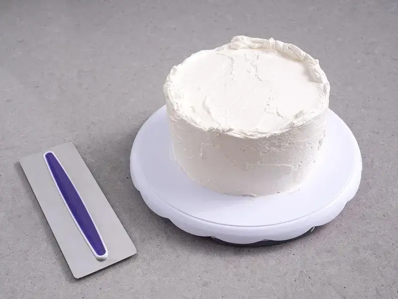 Jak otynkować tort śmietaną: proste triki na idealne wykończenie