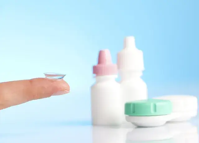 Ile kosztuje płyn do soczewek w aptece? Ceny, które Cię zaskoczą