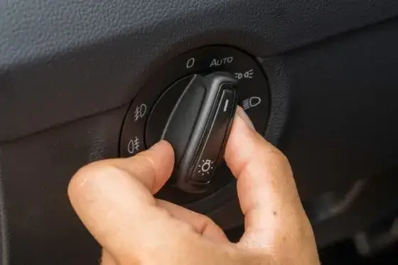 Jakie światła powinien mieć włączone samochód holowany, aby uniknąć kar?