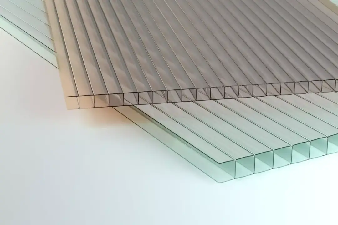 Poliwęglan dymiony czy mleczny - który wybór jest lepszy dla Ciebie?