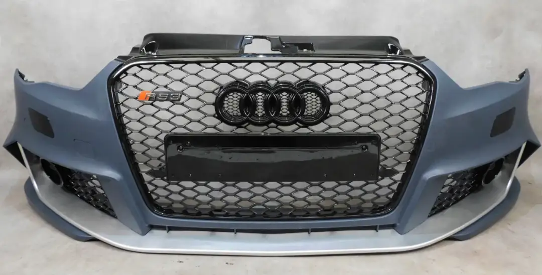 Zderzak Audi A3 8P RS3, sportowy body kit z charakterystycznym grillem i emblematem RS3.