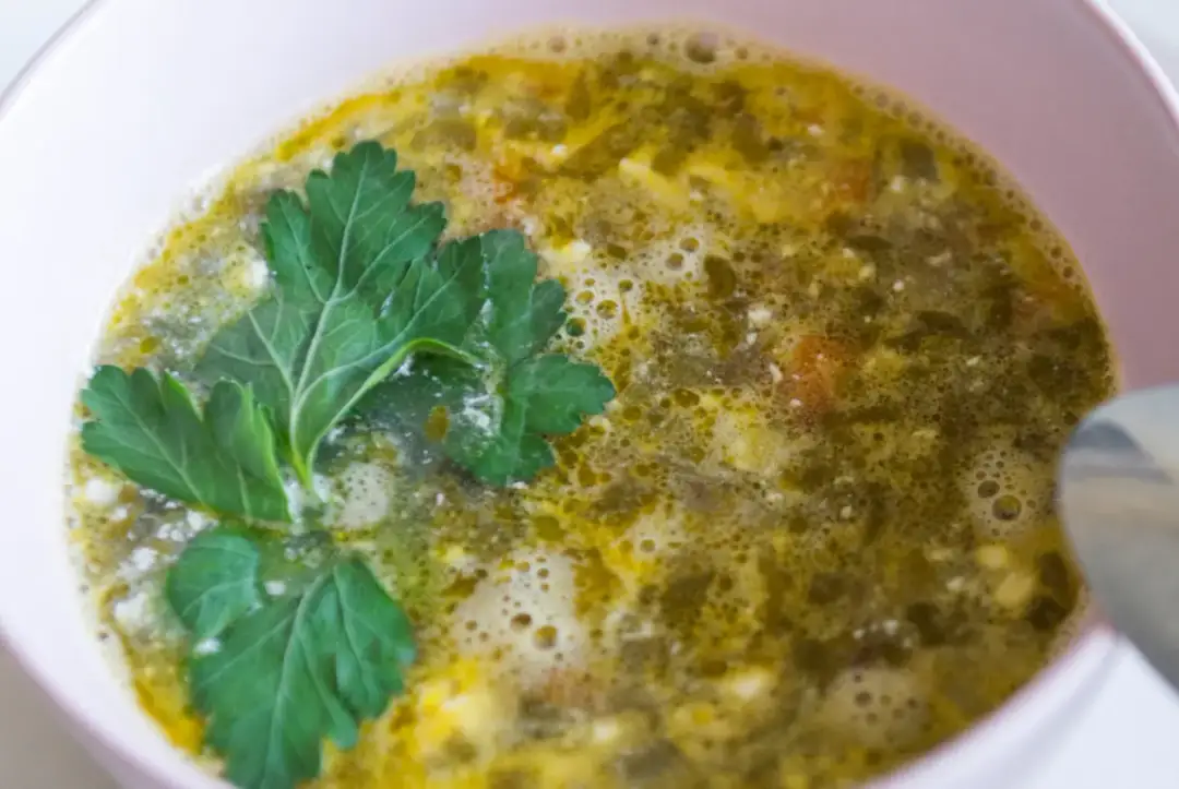 Jakie przyprawy do zupy szczawiowej, by uniknąć mdłego smaku?