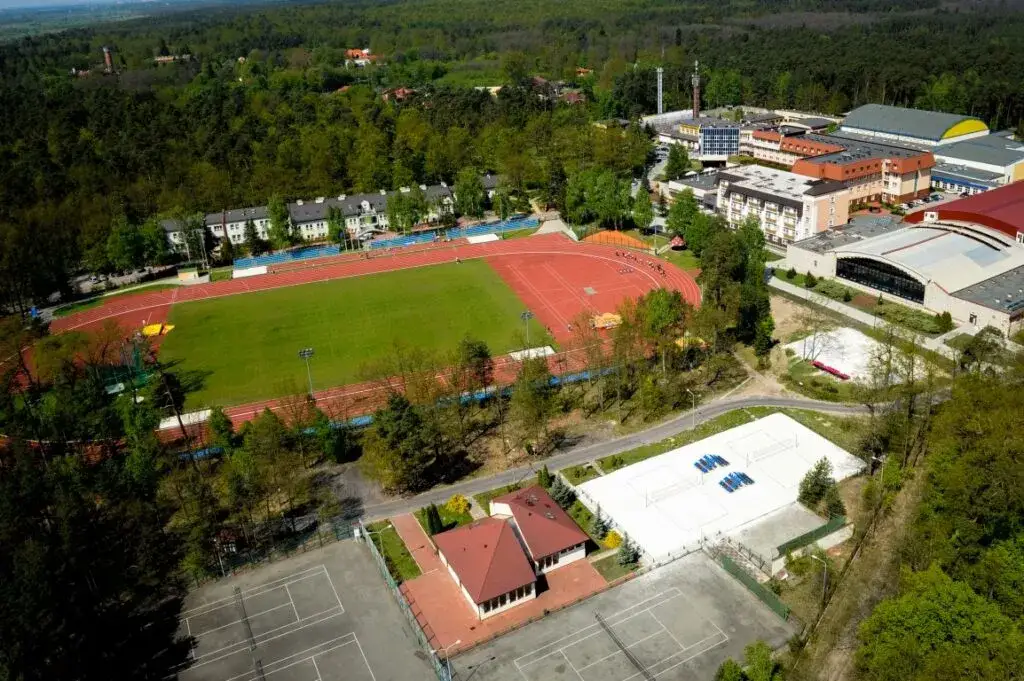 Topowe korty tenisowe w Polsce: Gdzie najlepiej grać i co warto wiedzieć?