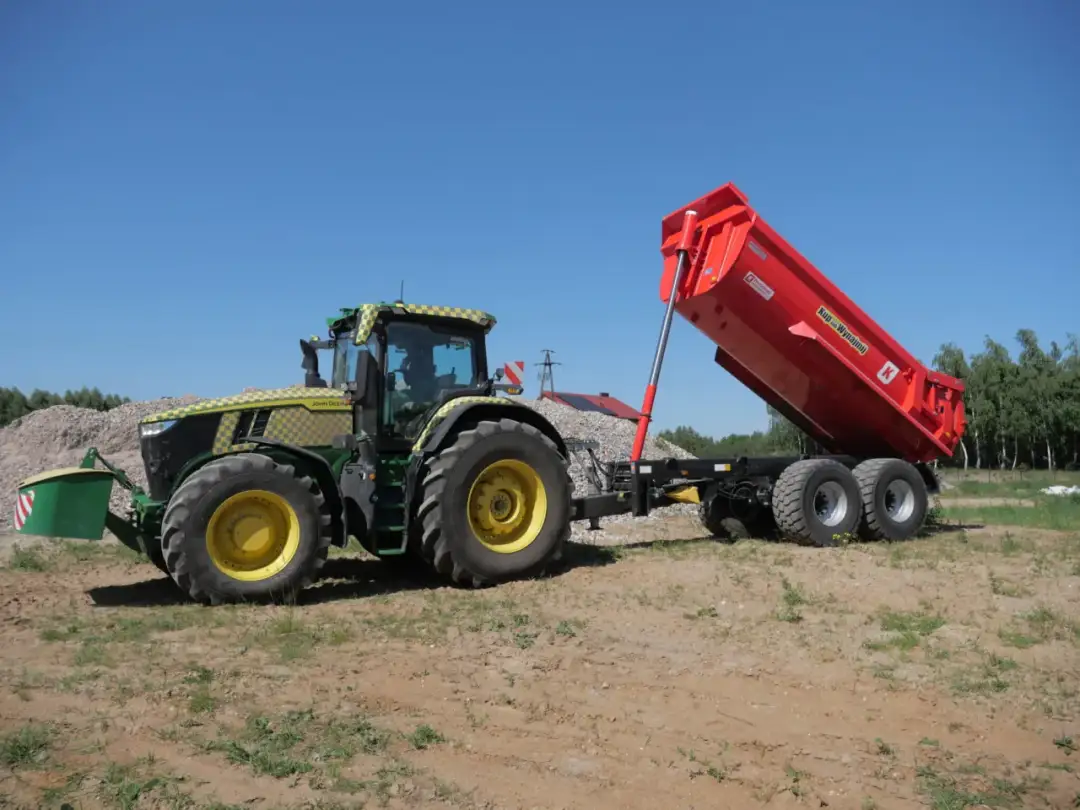 Ile przyczep może ciągnąć ciągnik rolniczy? Odkryj maksymalne limity