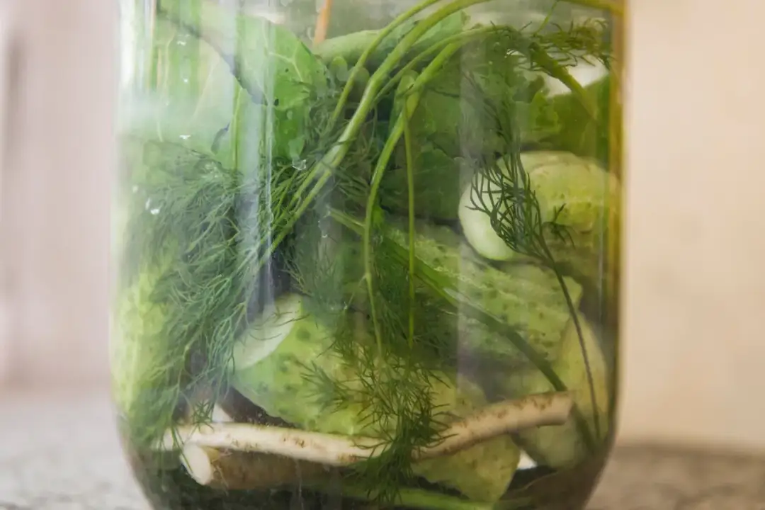 Jaka woda do ogórków kiszonych: gotowana czy surowa dla lepszego smaku?