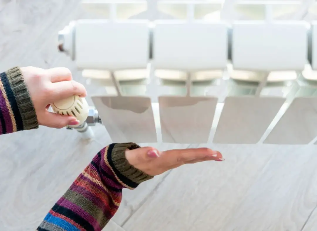 Zimny kaloryfer w bloku? Jak włączyć ogrzewanie i co robić!