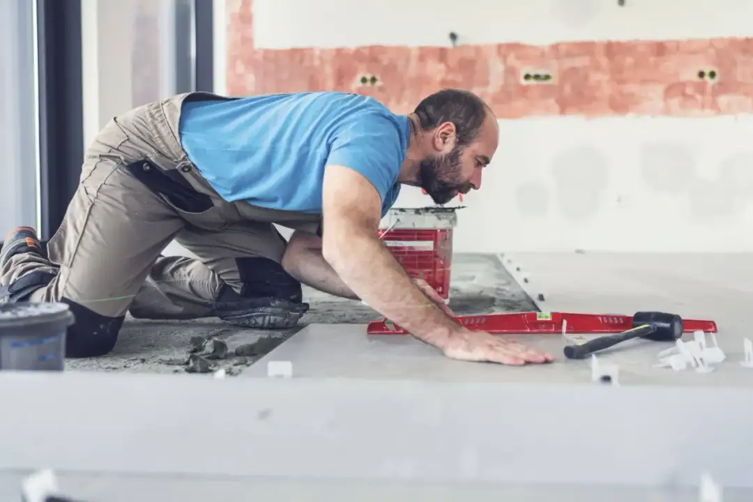 Jak kłaść kafelki na podłodze - unikaj najczęstszych błędów