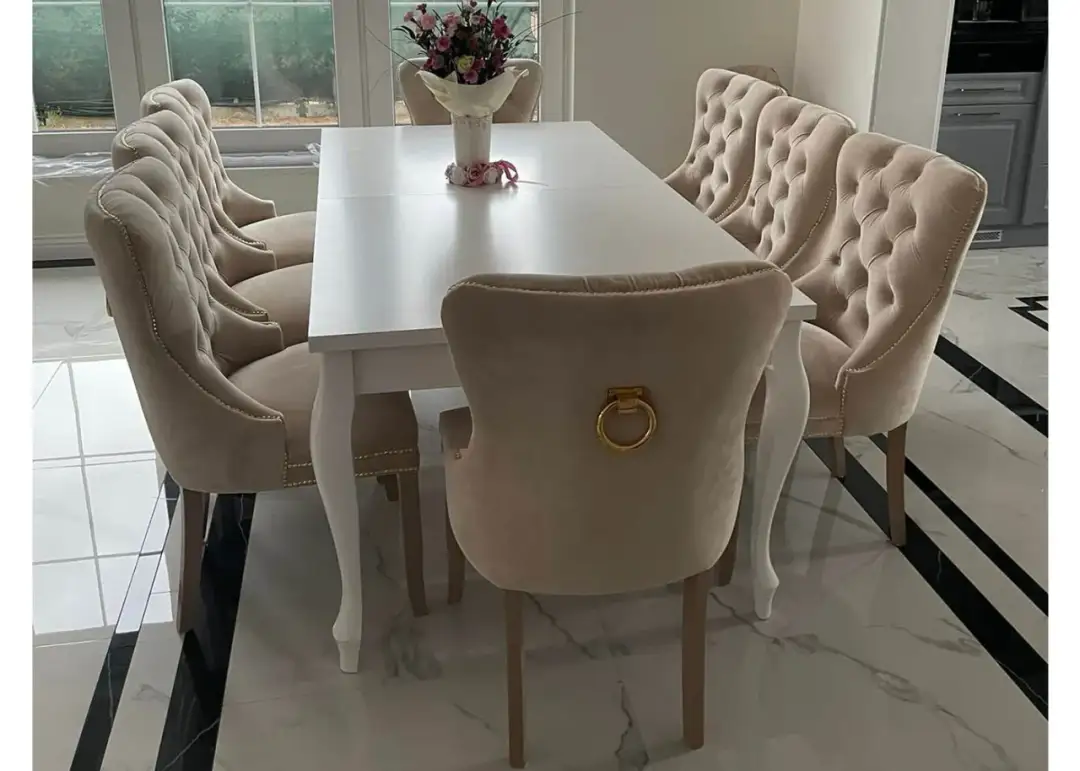 Krzesła tapicerowane: jakie wybrać do salonu i jadalni?