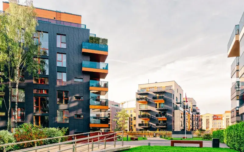 Czy warto inwestować w nieruchomości? Odkryj ryzyka i korzyści