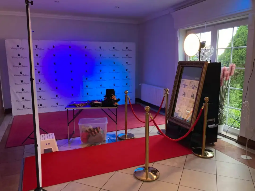 Fotolustro czy fotobudka – które lepsze na imprezę? Porównanie zalet i wad