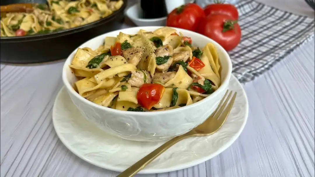 Pyszny przepis na penne z kurczakiem, który zaskoczy Twoich gości
