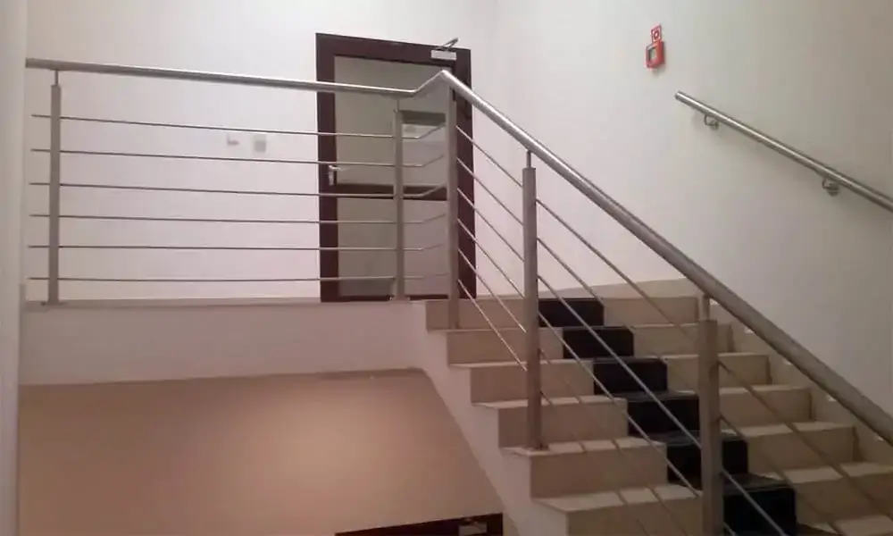 Skuteczne sposoby na czyszczenie balustrad ze stali nierdzewnej bez uszkodzeń