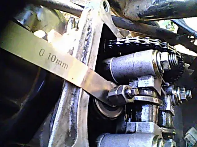 Jak prawidłowo ustawić zawory w motorowerze 4T: poradnik krok po kroku