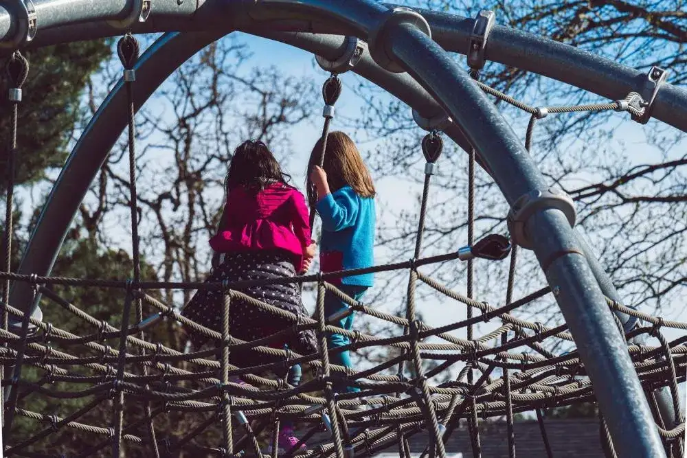 Jak zakotwiczyć plac zabaw, aby zapewnić bezpieczeństwo dzieci?